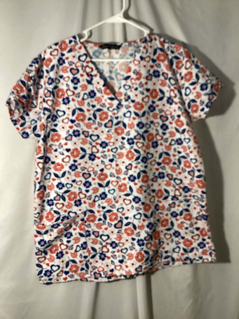 Cassandra O Scrub Top Size M Red Blue Floral Heart Print V-Neck